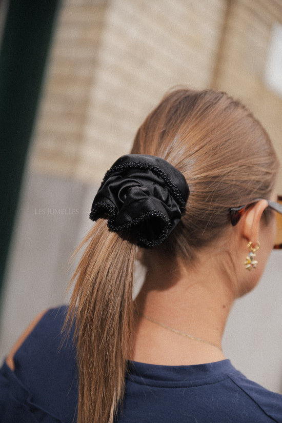 les jumelles Luster bead scrunchie zwart