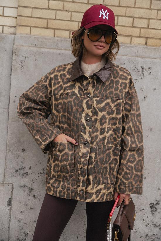 les jumelles Megan leopard jas