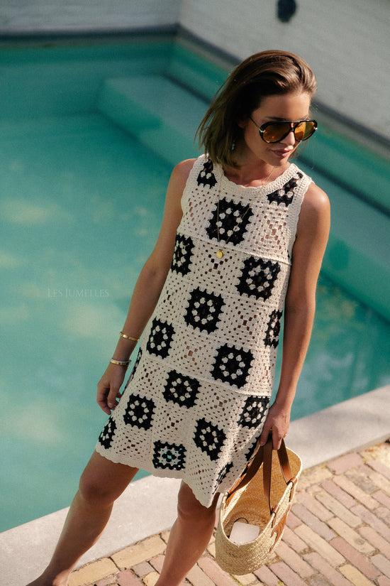 les jumelles Metta jurk geruit zwart & crème