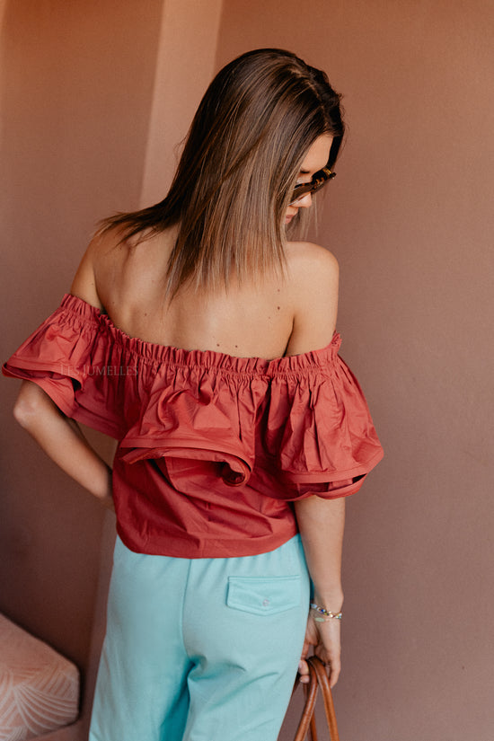 les jumelles Rhea one shoulder top mahonie