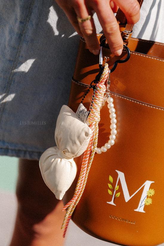 les jumelles Sleutelhanger met strik in ecru