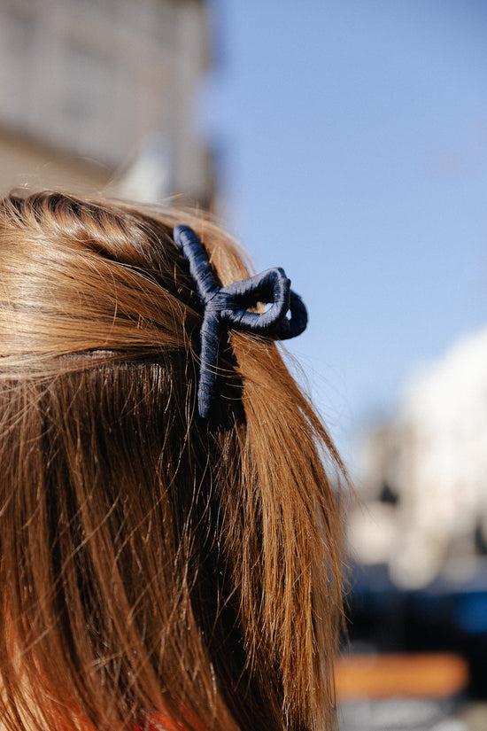 les jumelles Luster Celabrina hair claw navy blazer