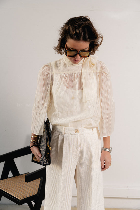 les jumelles Pointelle high-neck bow blouse vanilla