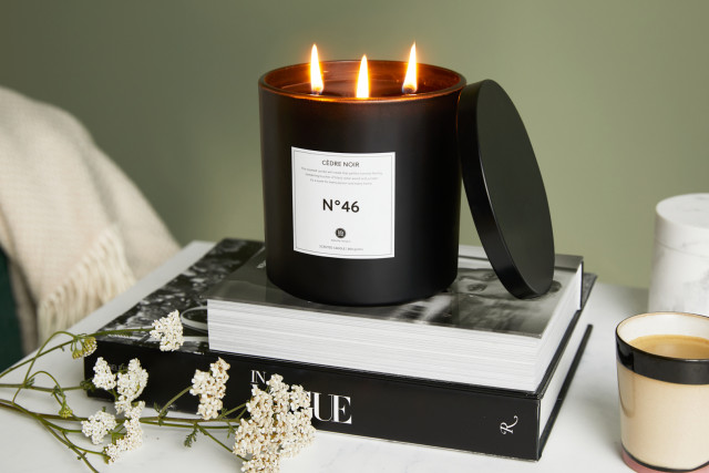 lifa living Geurkaarsen - Lifa Living Breng warmte en sfeer in uw huis met deze luxe geurkaarsen. Ze ruiken niet alleen heerlijk ze zijn ook een mooie toevoeging aan jouw interieur met hun grote pot van 12 bij 12 cm. Ze zorgen e