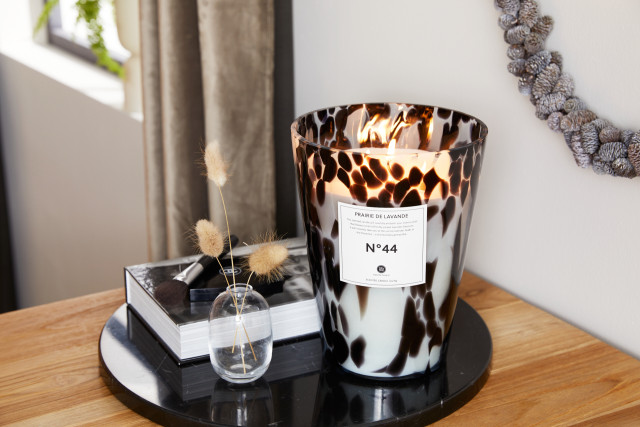 lifa living Geurkaarsen XL - Lifa Living Breng warmte en sfeer in je huis met deze luxe XL geurkaarsen. De kaarsen zijn bijna 25 cm hoog dus naast een heerlijke geur ook een echte aanvulling op jouw interieur. Ze zorgen er gegar