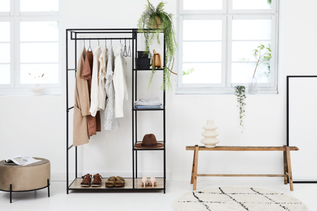 lifa living Kledingrek Valence - Lifa Living Waarom zou je je kleding verbergen in een kast? Laat je mooiste items gewoon lekker zien aan dit toffe kledingrek Valence Dé trend van het moment. Door de combinatie van hout en meta