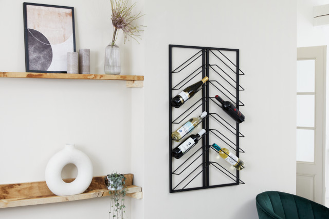 lifa living Wijnrek Leon - Lifa Living Op zoek naar een echte eyecatcher in je huis? Plaats dan dit toffe wijnrek in je keuken of woonkamer en bewaar jouw flessen super stijlvol. Door het metaal en de zwarte kleur heeft het rek
