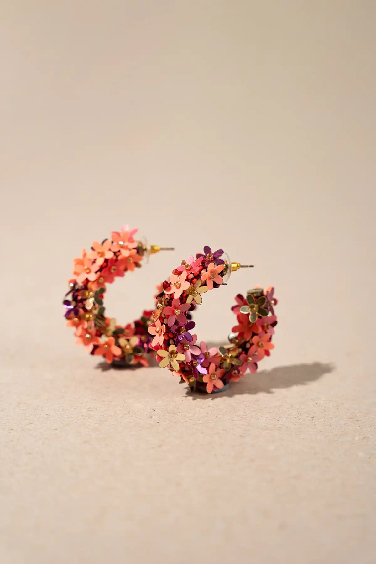 Lott. Gioielli Apricot Fuchsia Sequin Flower Creool Oorbellen M