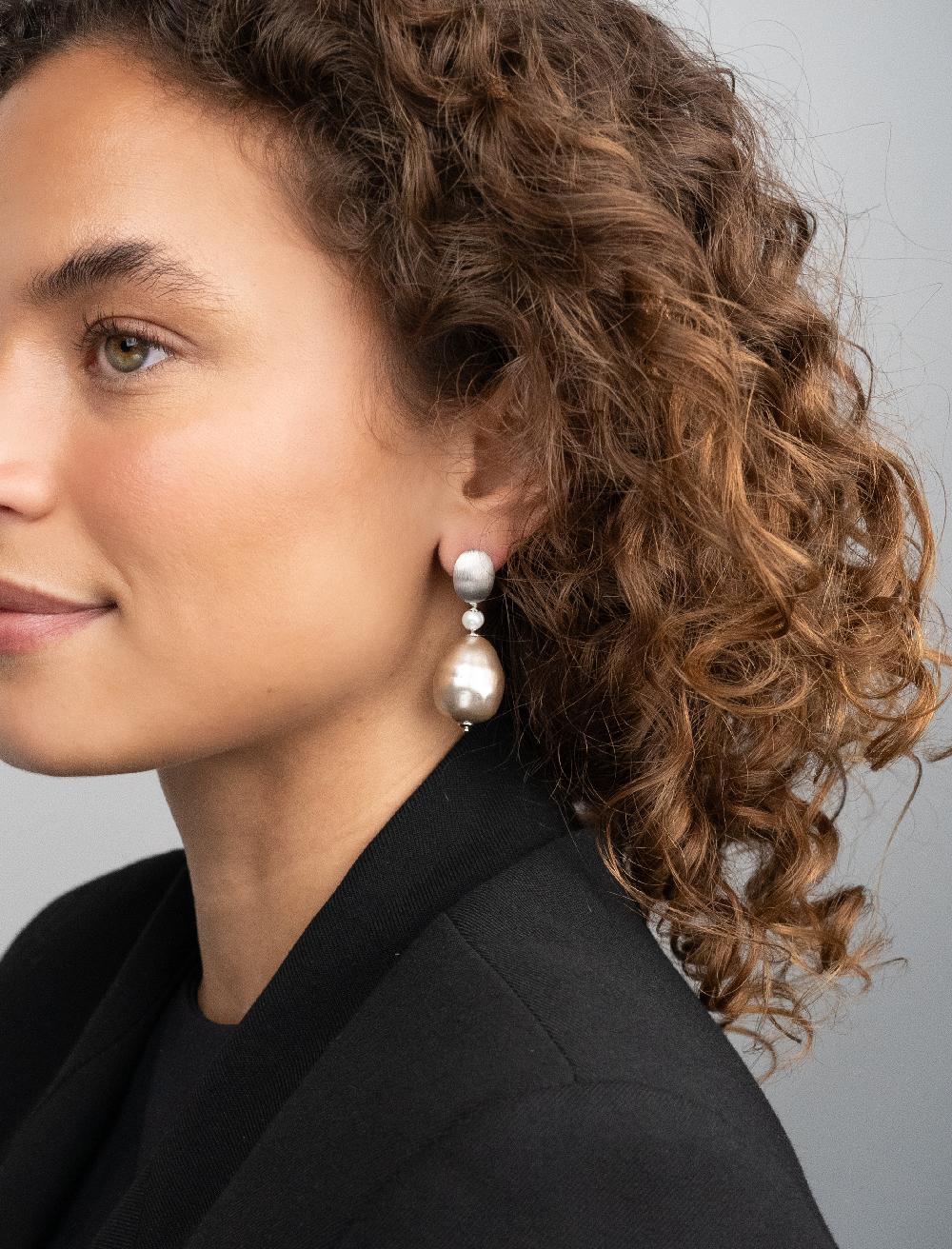 Lott. Gioielli Lichtgrijze Pareloorbellen Mother Earth Irene L