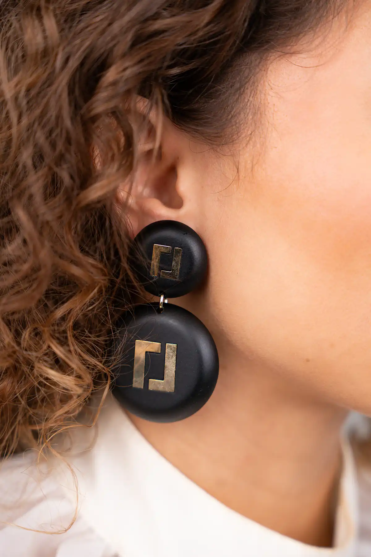 Lott. Gioielli Larissa Zwart Opaal Logo Oorbel