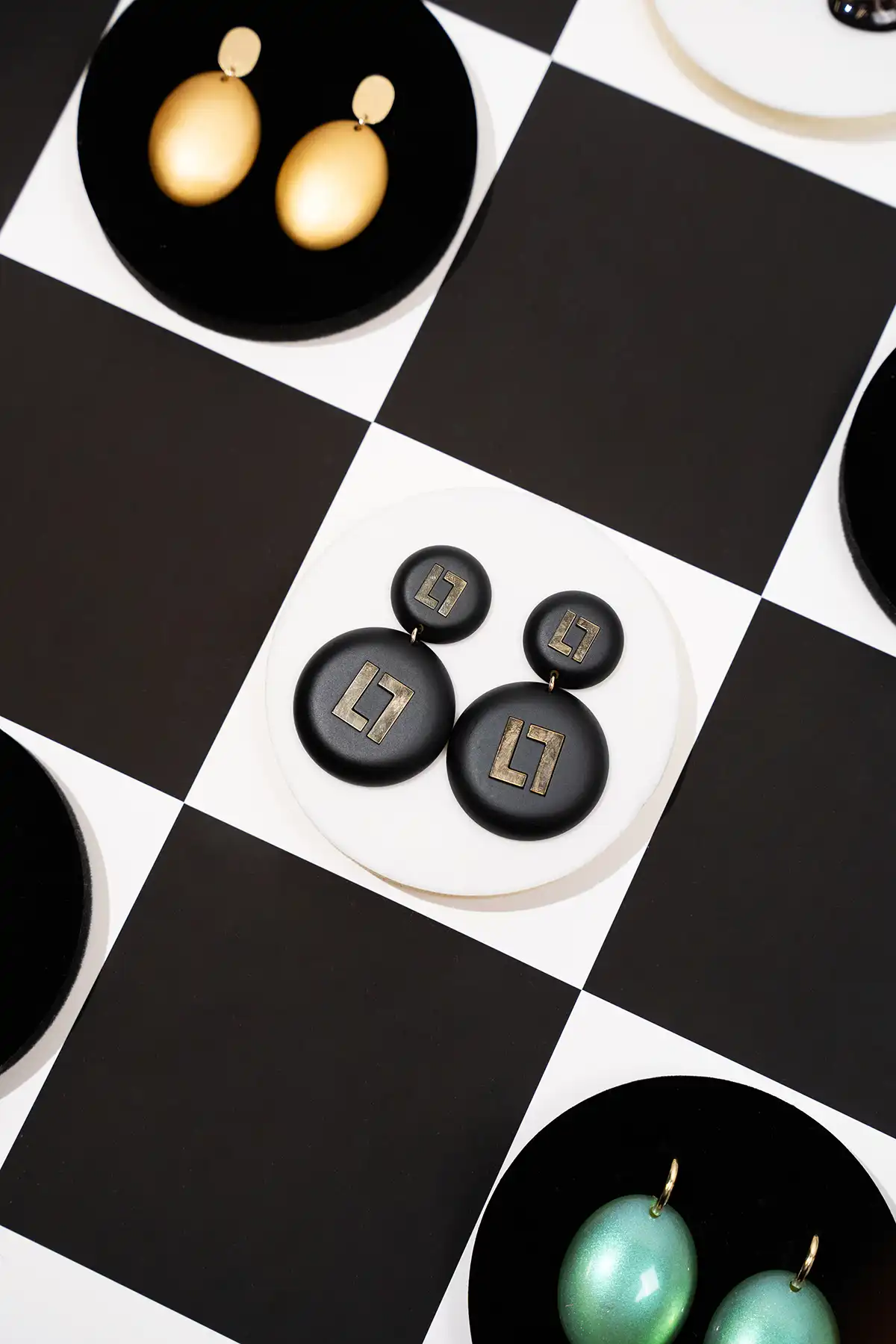 Lott. Gioielli Larissa Zwart Opaal Logo Oorbel