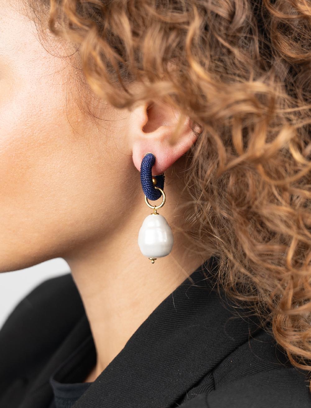 Lott. Gioielli Navy Blauwe Oorbellen Creole XS Parel Apollo