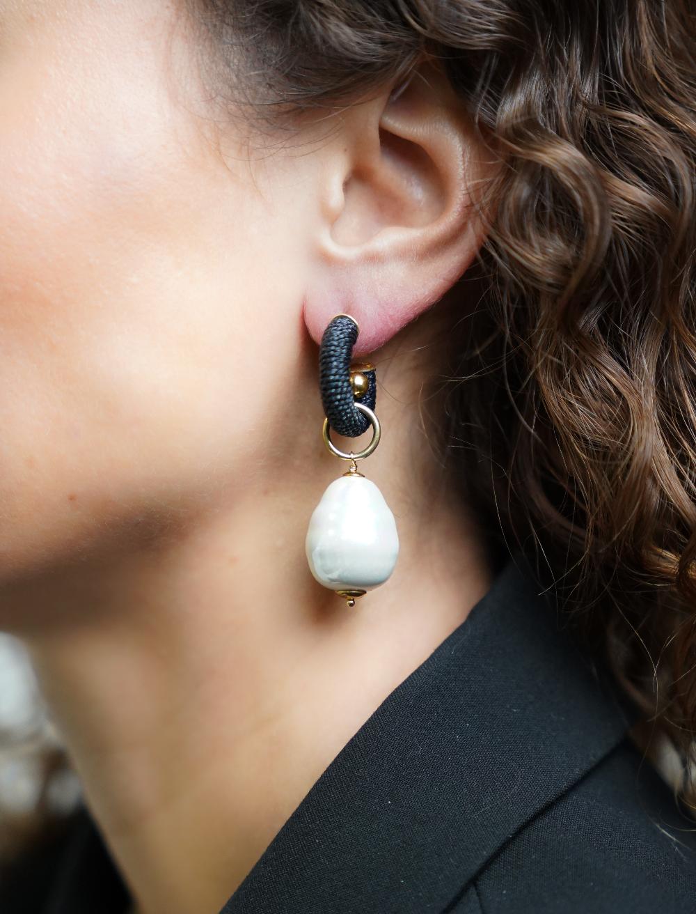 Lott. Gioielli Zwarte Oorbellen Apollo Creool Parel XS