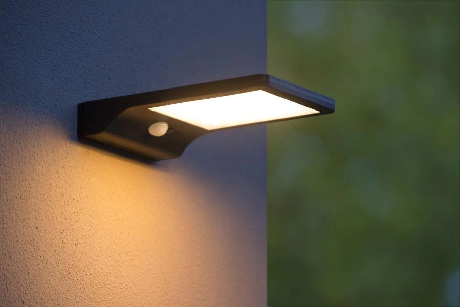 Lucide Lucide BASIC - Wandlamp - Zonne-energie - LED - 1x3W 2700K - IP44 - Beweging & Dag/nacht Sensor - Zwart