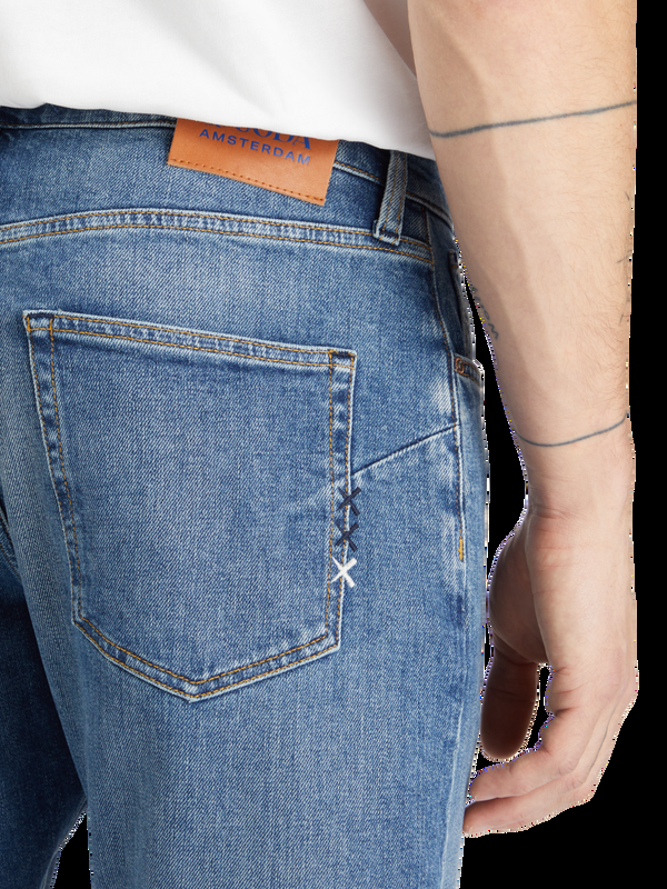 Maison Scotch Core The Zee Straight Fit Jeans Blauw Beweegt