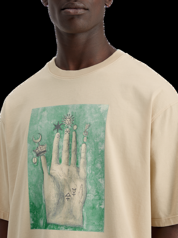Maison Scotch Losvallend T-shirt Met Artwork Van De Ambassade Van De Vrije Geest