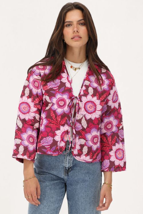 my jewellery Bruin gewatteerd jasje met strikjes en roze bloemenprint