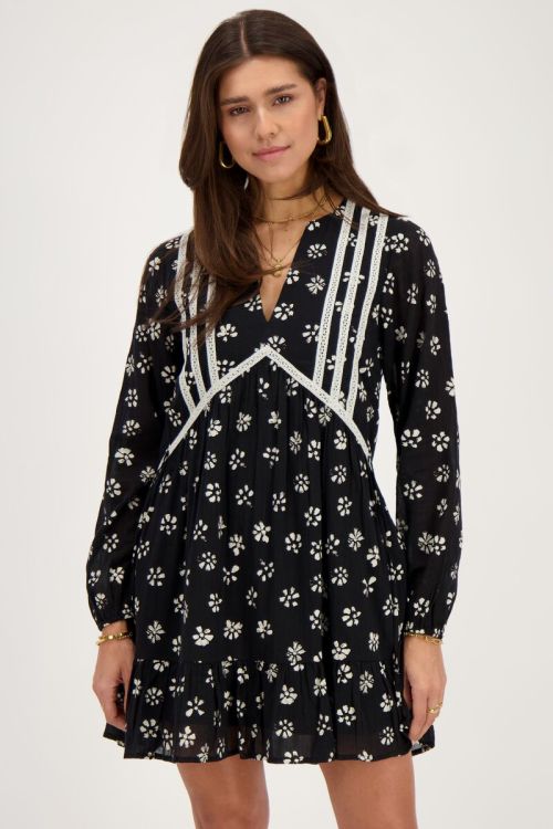 my jewellery Zwarte jurk met witte bloemenprint en tapes