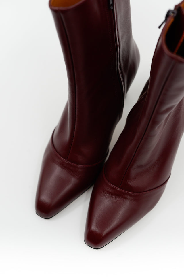 Nathalie Vleeschouwer Elize Laarsje In Burgundy