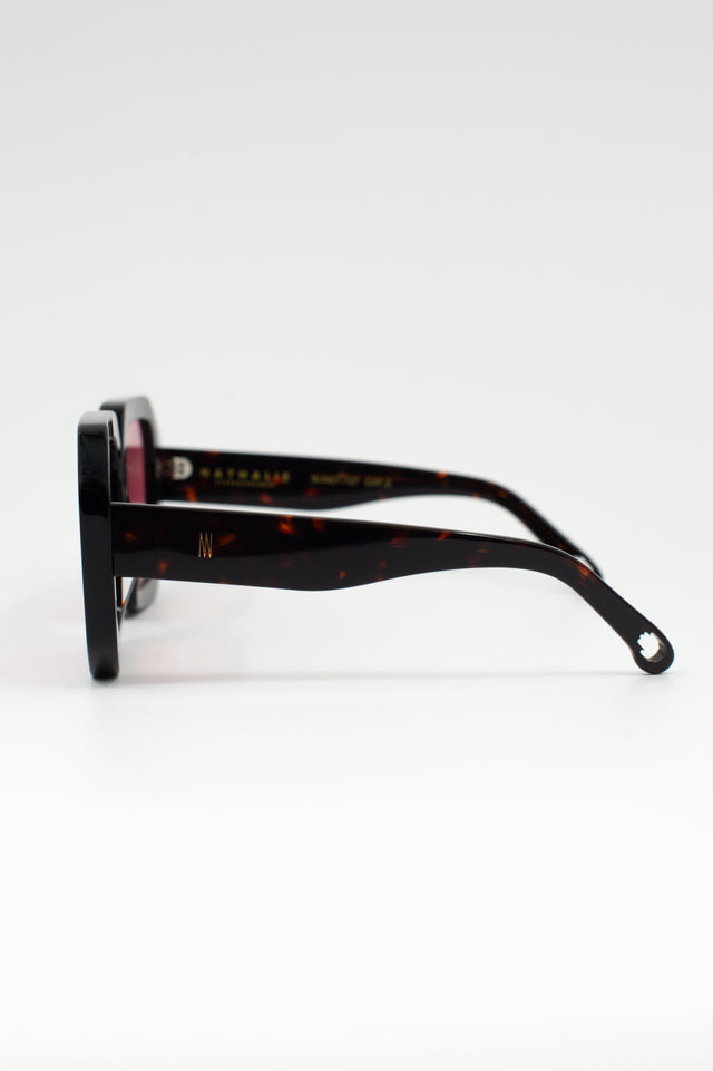 Nathalie Vleeschouwer Onassis Zonnebril In Dark Tortoise / Cherry