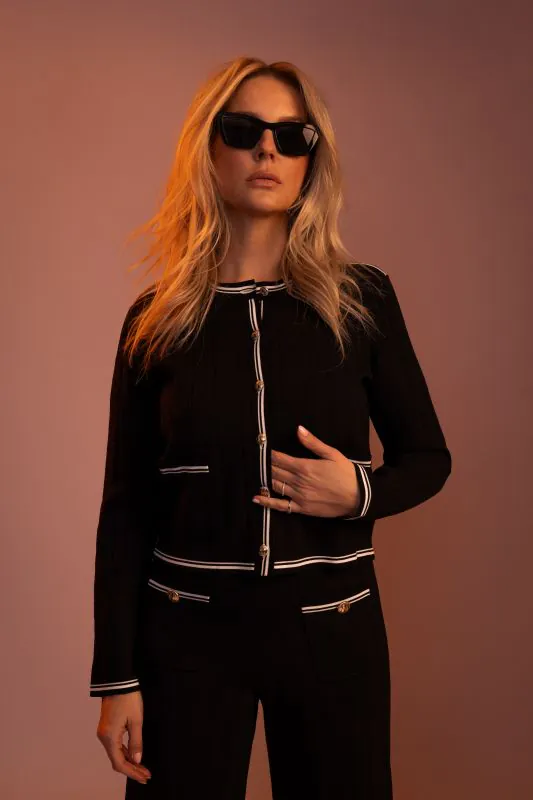 nikkie Aansluitend vest met opengebreid patroon en witte biezen