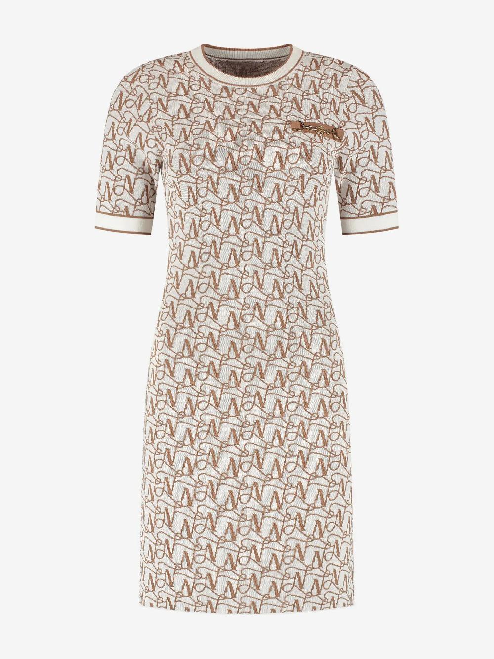 Nikkie Aansluitende Jurk Met Logo Patroon En Ketting Detail
