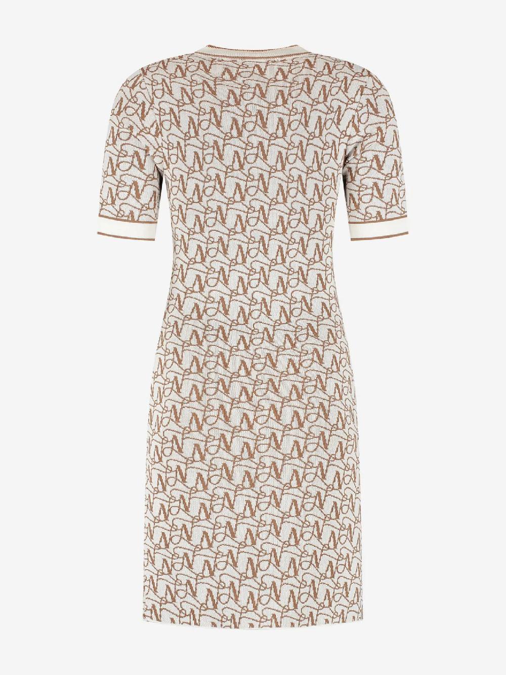 Nikkie Aansluitende Jurk Met Logo Patroon En Ketting Detail