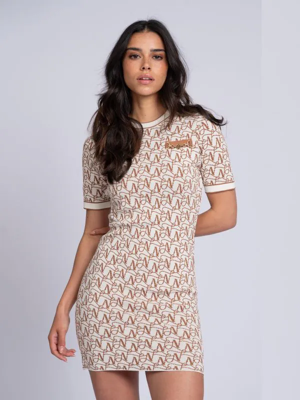 nikkie Aansluitende jurk met logo patroon en ketting detail