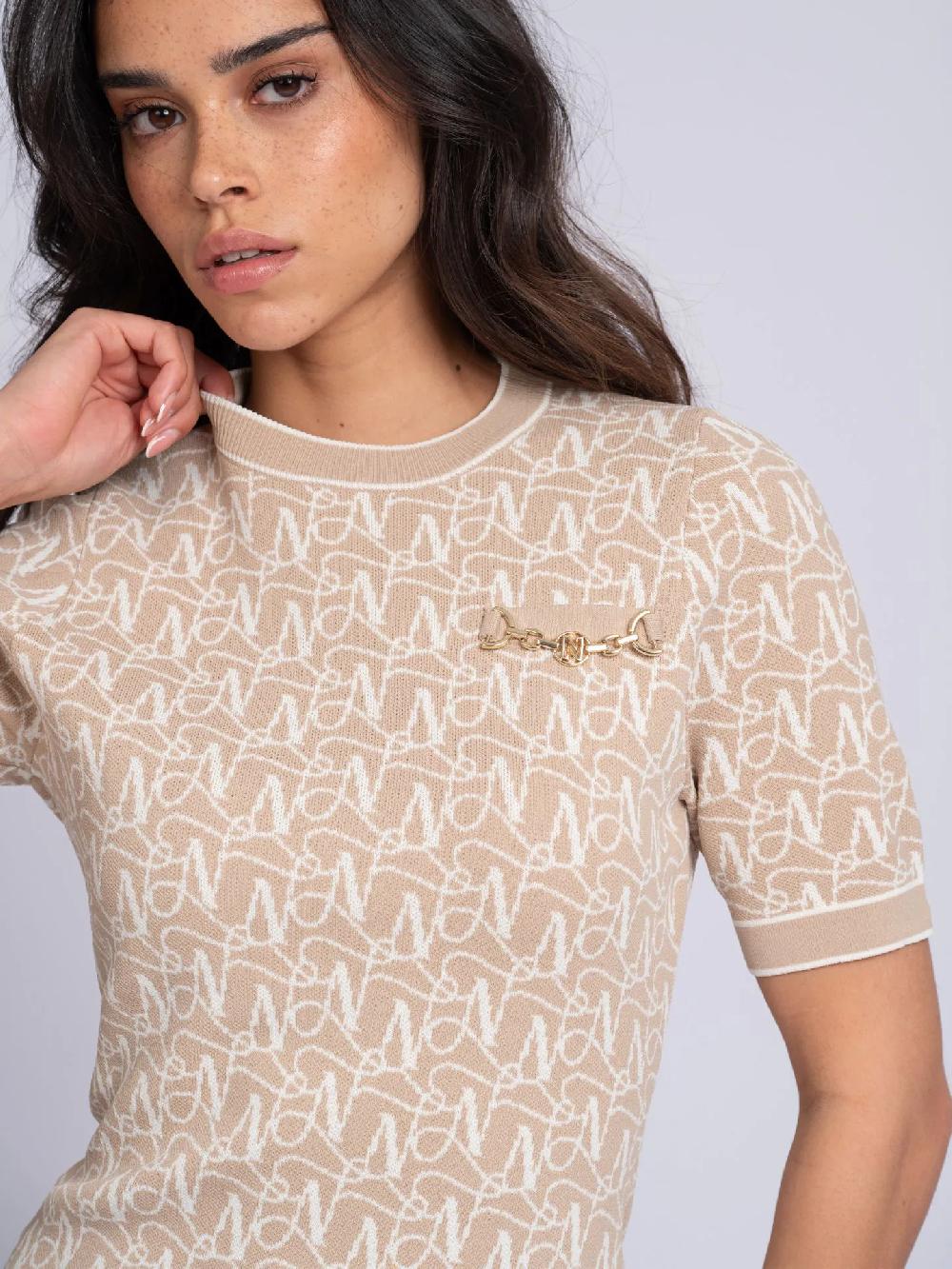 Nikkie Aansluitende Top Met Logo Patroon En Ketting Detail