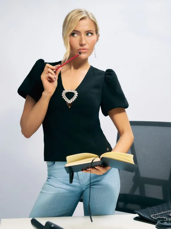 nikkie Aansluitende top met pofmouwen en strass detail