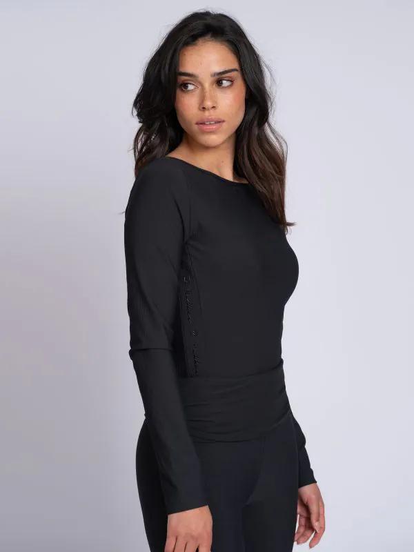 nikkie Geribbelde top met boothals en NIKKIE logo aan zijkant