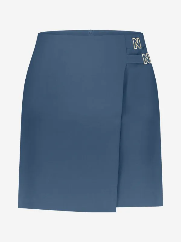 nikkie Korte A-lijn rok met overslag en logo detail