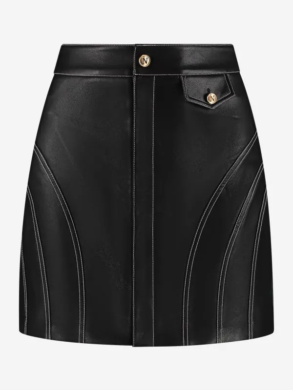 nikkie Korte rok van imitatieleer met witte stiksels