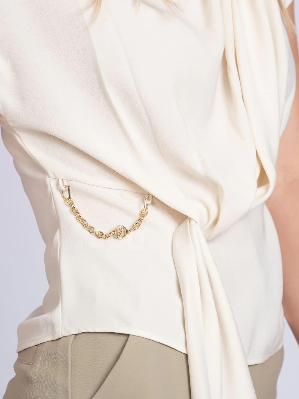 Nikkie Losvallende Top Met Gedraaid Knoop Detail En Ketting Accent