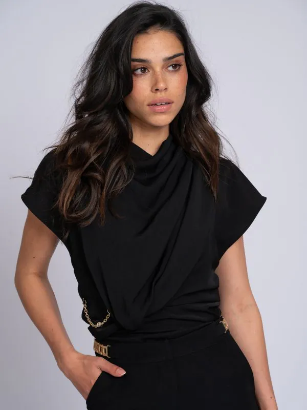 nikkie Losvallende top met gedraaid knoop detail en ketting accent