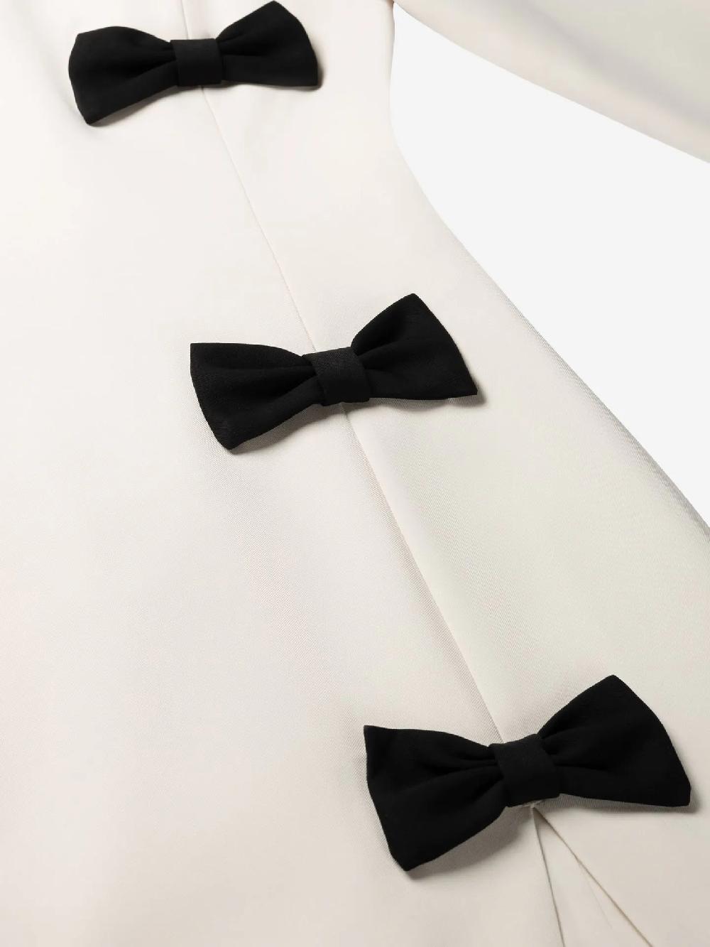 Nikkie Aansluitende Jurk Met Strikjes En Een Split