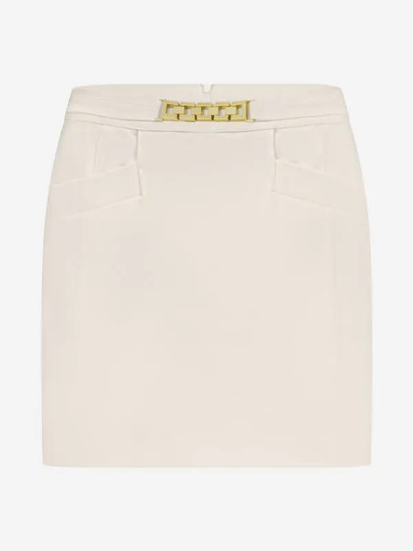 nikkie Aansluitende korte skort met ketting detail