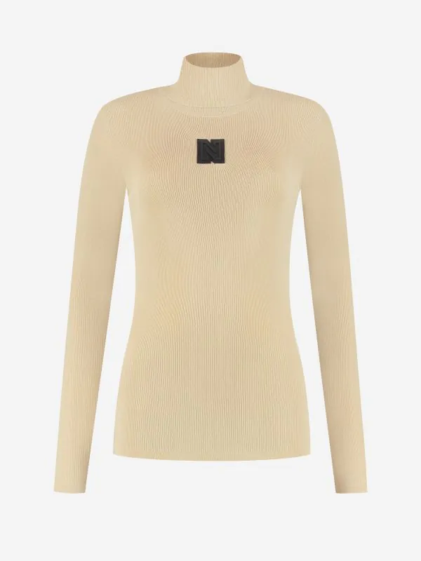 nikkie Aansluitende top met logo patch en col