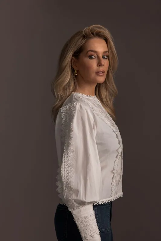 nikkie Blouse met broderie en ballonmouwen