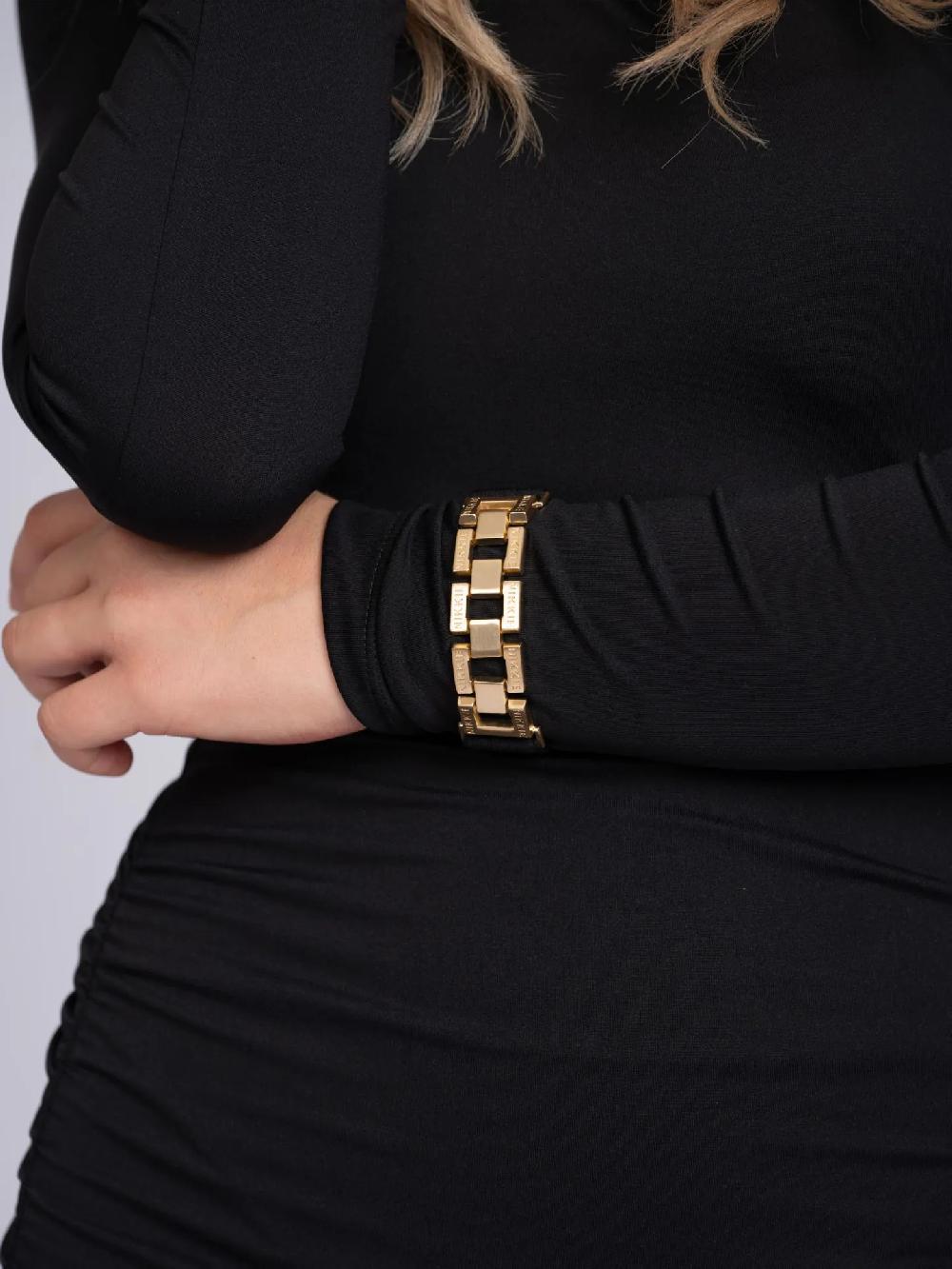 Nikkie Gedrapeerde Lange Jurk Met Ketting Detail