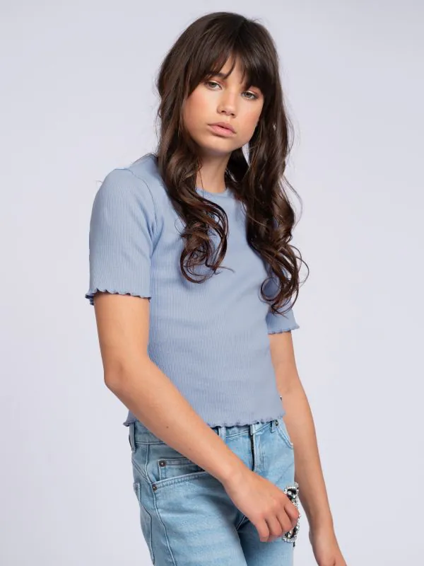 nikkie Geribbelde crop top met ruches