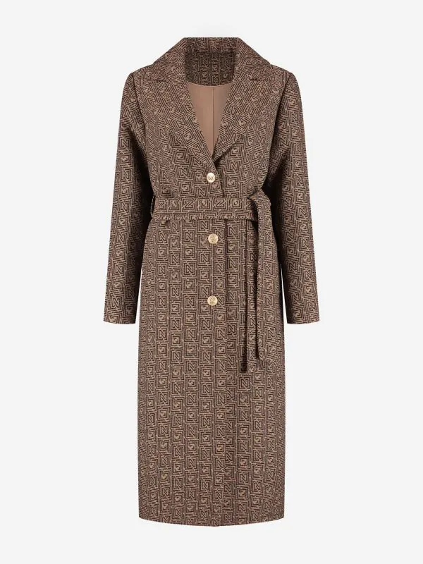 nikkie Lange jas met logo patroon en ceintuur