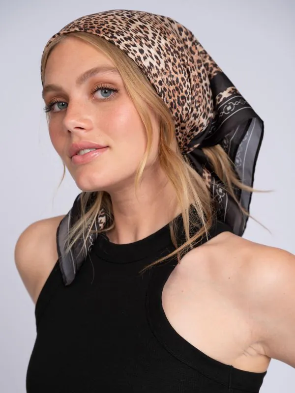 nikkie Sjaal met luipaardprint en logo details