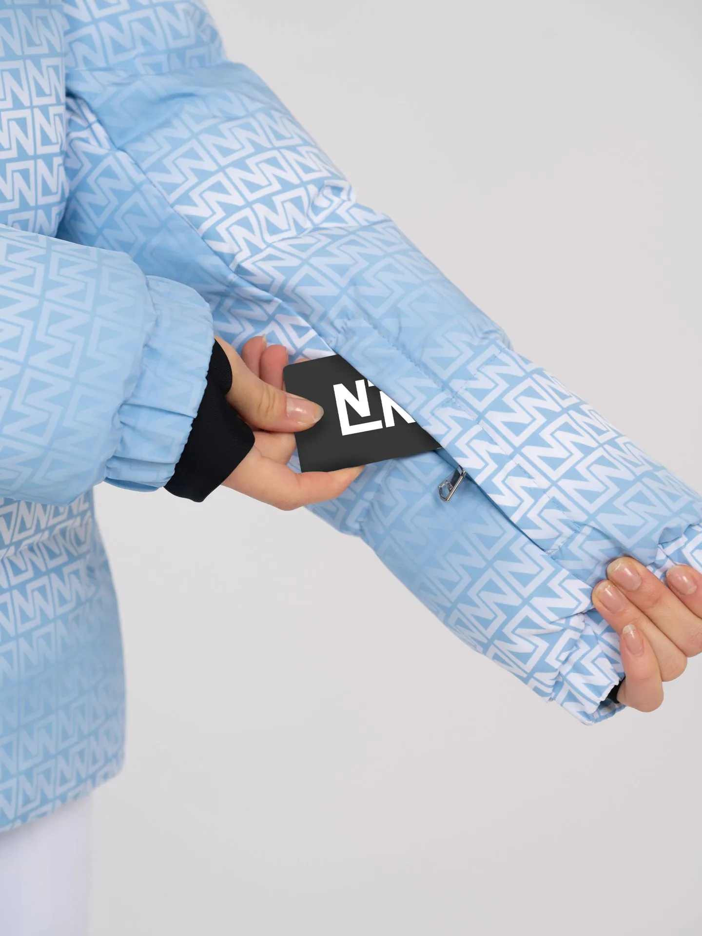 Nikkie Ski Jas Met Logo Patroon En Hoge Kraag