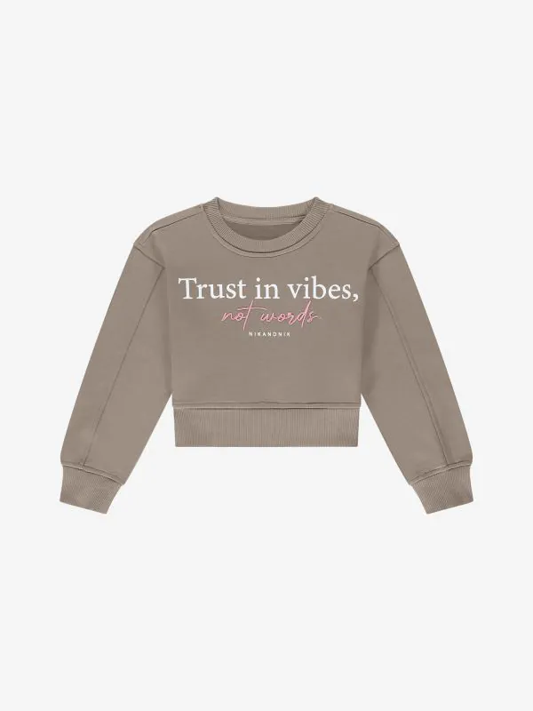 nikkie Sweater met geborduurde tekst