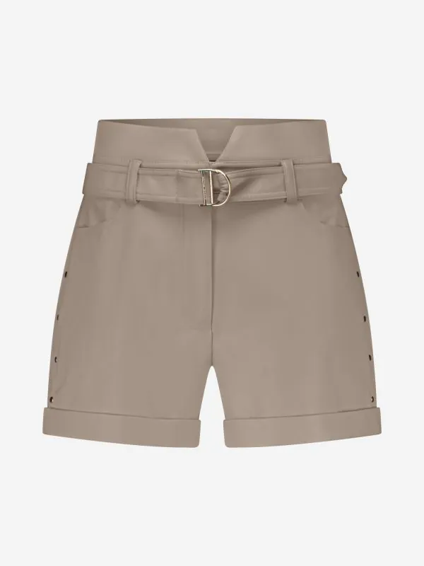 nikkie Shorts van imitatieleer met een riem en studs