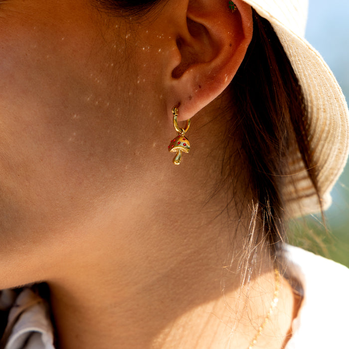 Oozoo Goudkleurig/rode Oorring Met Een Paddenstoel Bedeltje