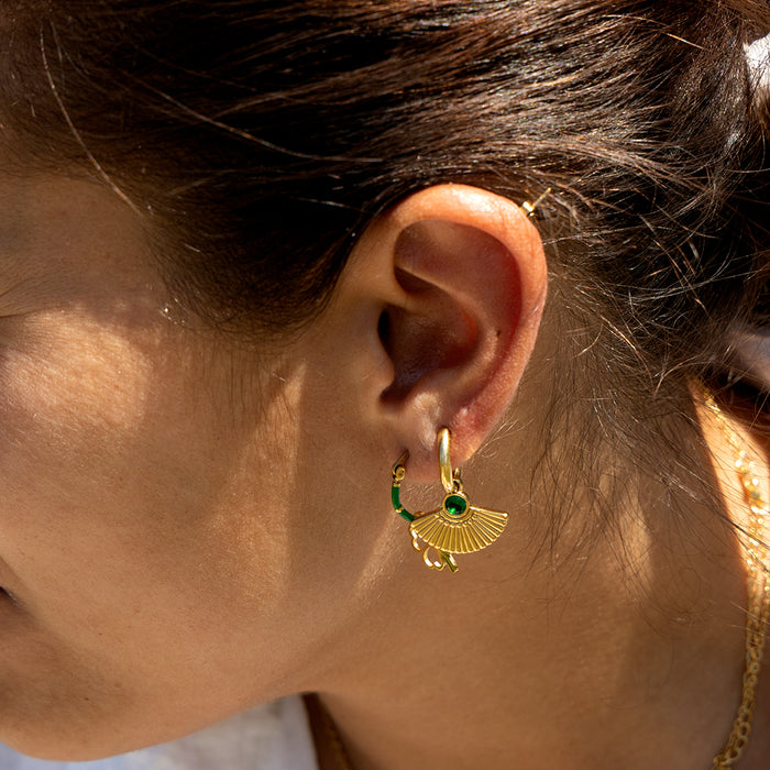 Oozoo Goudkleurige Oorringen Met Pauw Staart En Groen Steentje