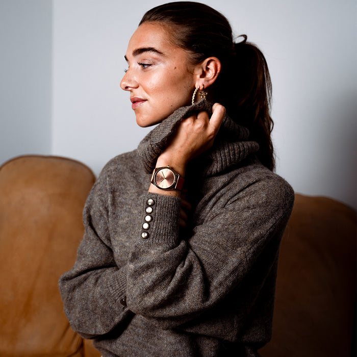 oozoo Goudkleurige OOZOO horloge met baksteen rode leren band - C11334