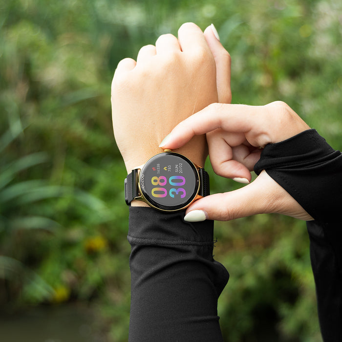 Oozoo Goudkleurige OOZOO Smartwatch Met Zwarte Metalen Mesh Armband - Q00137